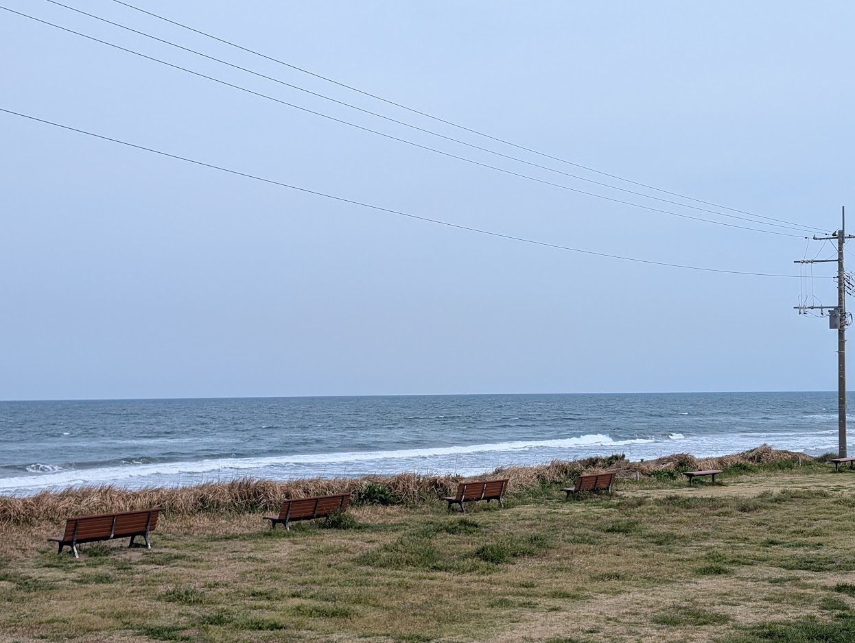 海を向いて並ぶベンチ