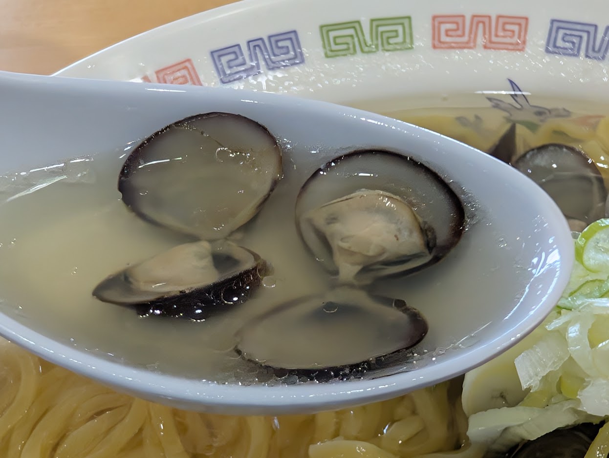 レンゲに載せたしじみとスープ