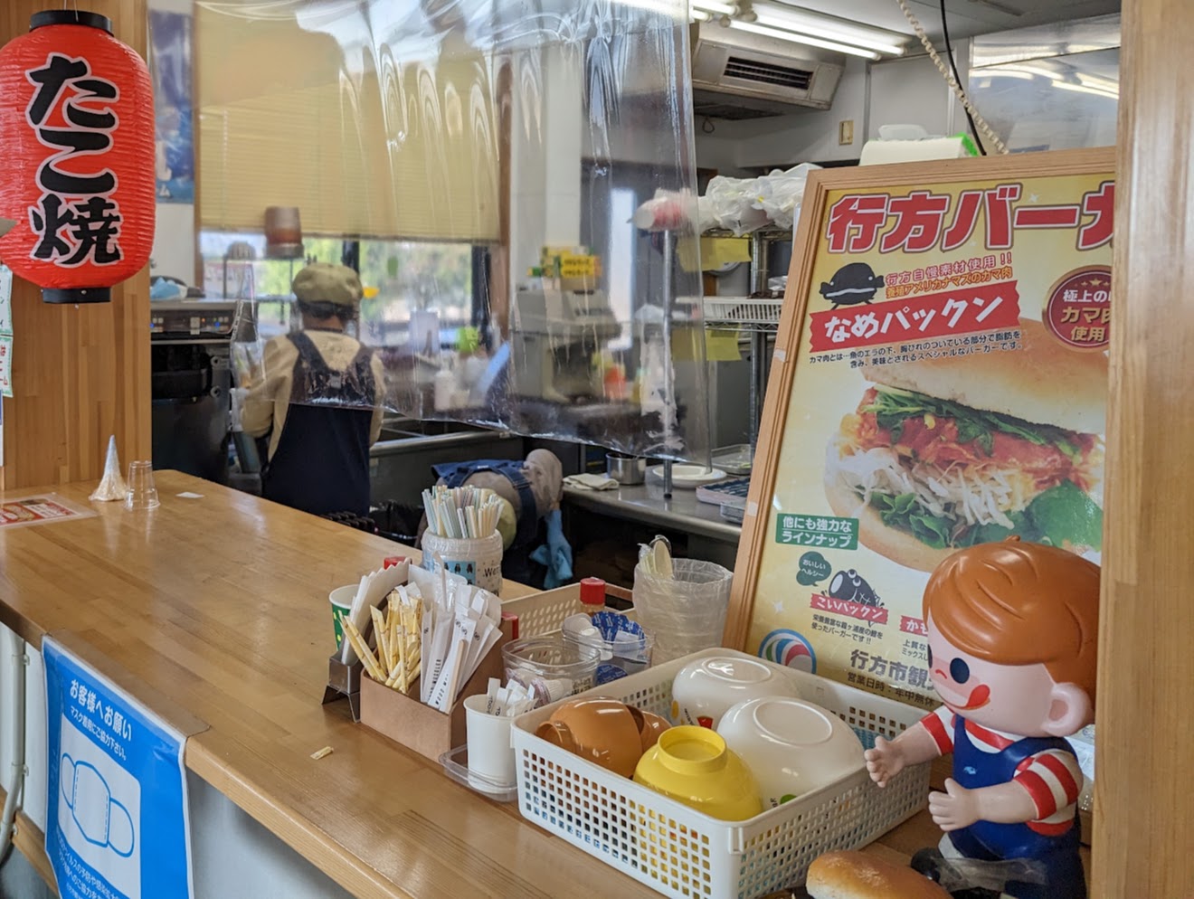 フードコーナーのカウンターと「行方バーガー」のポスター