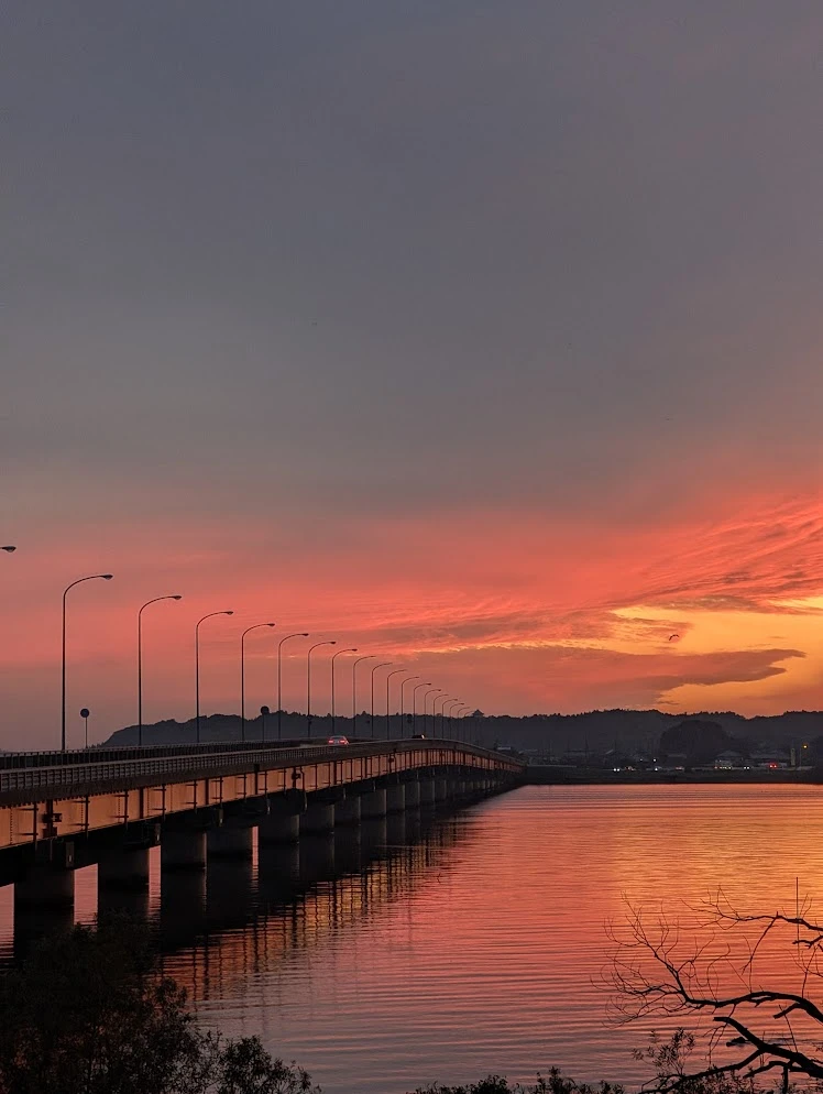 夕焼けに染まる霞ヶ浦大橋