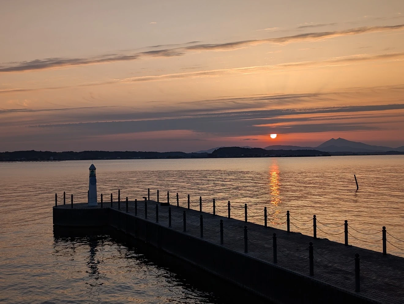 湖に突き出た桟橋と夕日