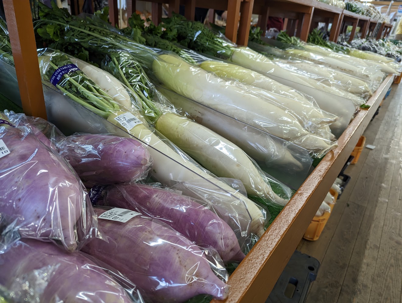 直売所の野菜売り場。紅芋と大根