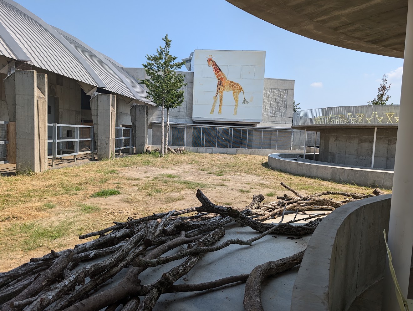 旧・水の科学館の壁に残る「ここは、動物や自然を通し…未来へ届けるための遺跡です」の文言（2024年9月撮影）